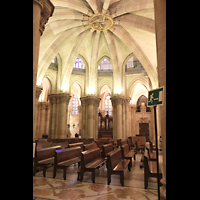 Barcelona, La Sagrada Familia, Zentrale Krypta-Kapelle mit Blick zur Orgel - oben der Schlussstein von Joan Flotats