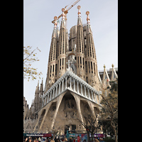 Barcelona, La Sagrada Familia, Passionsfassade mit den 4 Passionstrmen (112,20 m auen bzw. 120 m hoch)