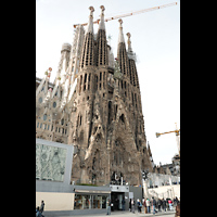 Barcelona, La Sagrada Familia, Geburtsfassade mit Krippentrmen - dahinter die im Bau befindlichen Aposteltrme
