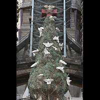 Barcelona, La Sagrada Familia, Der Baum des Lebens mit Anagramm der Heiligen Dreifaltigkeit (Tau + X +.Taube)