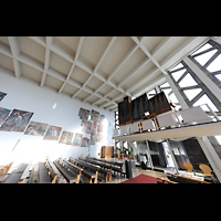 Berlin, St. Ansgar, Seitlicher Blick zur Orgel und zum Kreuzweg an der Westwand