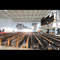 Berlin, St. Ansgar, Seitlicher Blick zur Orgel und zum Kreuzweg an der Westwand