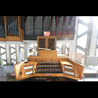 Berlin, St. Ansgar, Spieltisch mit Orgel