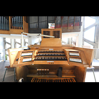 Berlin, St. Ansgar, Spieltisch mit Orgel