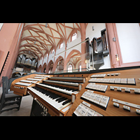 Bayreuth, Stadtkirche Heilig Dreifaltigkeit, Blick ber den Zentralspieltisch zur Haupt- und Chororgel