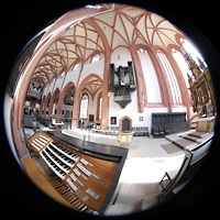 Bayreuth, Stadtkirche Heilig Dreifaltigkeit, Blick ber den Zentralspieltisch in den gesamten Innenraum