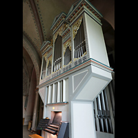 Helmstedt, Stadtkirche St. Stephani, Hauptorgel mit Spieltisch und hinten platziertem Pedalwerk seitlich