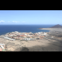 El Mdano (Teneriffa), Nuestra Seora de la Mercedes de Roja, Ansicht von El Mdano aus der Luft - in der Mitte das dreieckige Kirchengebude