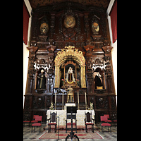 La Orotava (Teneriffa), San Agustn, Hauptaltar der Virgen del Rosario aus dem 18. Jh. und reich verzierte Kassettendecke