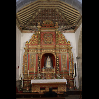 Adeje (Teneriffa), Santa rsula, Altar im Seitenschiff und reich verzierte Kassettendecke im Mudejar-Stil