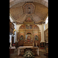 Adeje (Teneriffa), Santa rsula, Hauptaltar der Virgen del Rosario aus dem 18. Jh. und reich verzierte Kassettendecke