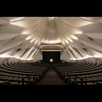 Santa Cruz de Tenerife (Teneriffa), Auditorio de Tenerife, Blick von der Saalmitte zur Orchseterbhne und Orgel