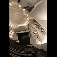 Santa Cruz de Tenerife (Teneriffa), Auditorio de Tenerife, Rechter Orgelprospekt perspektivisch mit Blick zur Orchesterbhne und Kuppel