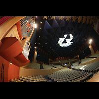 Las Palmas (Gran Canaria), Auditorio Alfredo Kraus, Blick vom linken Rand der Orchesterbhne auf die Orgel und zur Decke