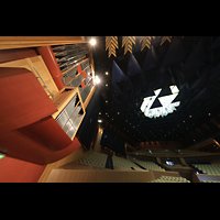 Las Palmas (Gran Canaria), Auditorio Alfredo Kraus, Blick vom linken Rand der Orchesterbhne auf die Orgel und zur Decke