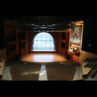 Las Palmas (Gran Canaria), Auditorio Alfredo Kraus, Blick von oben ganz hinten zur Orgel und Orchesterbhne mit Meerblick