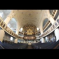 Celle, Stadtkirche St. Marien, Innenraum in Richtung Orgel mit Emporenbildern (beleuchtet)