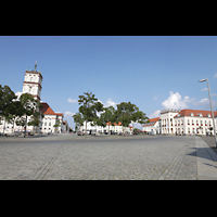 Neustrelitz, Stadtkirche, Blick von Westen ber den Marktplatz zur Stadtkirche