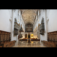 Regensburg, Niedermnster, Innenraum in Richtung Orgel (teilbeleuchtet)