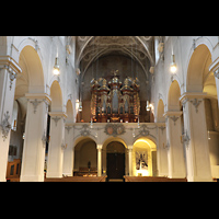 Regensburg, Niedermnster, Innenraum in Richtung Orgel (beleuchtet)