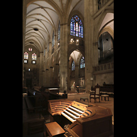 Regensburg, Dom St. Peter, Blick vom Spieltisch ins nrdliche Seitenschiff mit Orgel und Langhaus nach Westen