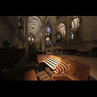 Regensburg, Dom St. Peter, Blick vom Spieltisch ins nrdliche Seitenschiff mit Orgel und Langhaus nach Westen