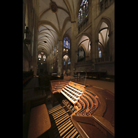Regensburg, Dom St. Peter, Blick vom Spieltisch ins nrdliche Seitenschiff mit Orgel und Langhaus