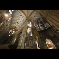 Regensburg, Dom St. Peter, Blick ber die Orgel ins Vierungsgewlbe und Langhaus