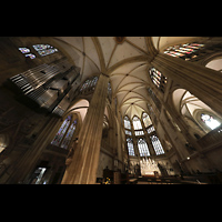 Regensburg, Dom St. Peter, Blick ber die Orgel ins Vierungsgewlbe und in den Hochchor