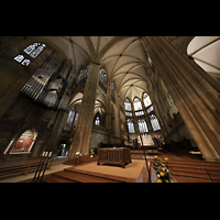 Regensburg, Dom St. Peter, Vierung mit Altar und Blick zur Orgel und zum Hochchor