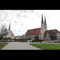 Alttting, Stiftskirche St. Philippus und Jakobus, Blick vom Kapellplatz zur Stiftskirche