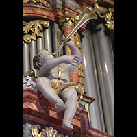 Alttting, Stiftskirche St. Philippus und Jakobus, Trompetespielender Engel am Orgelprospekt