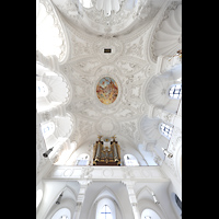 Alttting, St. Magdalena, Blick zur Orgel und zur Decke