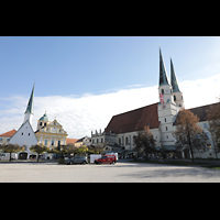 Alttting, Stiftskirche St. Philippus und Jakobus, Blick vom Kapellplatz zur Stiftskirche - links die Gnadenkapelle