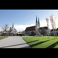 Alttting, Stiftskirche St. Philippus und Jakobus, Blick vom Kapellplatz zur Stiftskirche - links die Gnadenkapelle, in der Mitte St. Magdalena