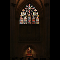 Regensburg, Dom St. Peter, Norhelferfenster im nrdlichen Seitenschiff, 2. Joch (1330) mit 14 Nothelfern. In der Mitte: Kreuzigung Jesu, Geburt und Verkndigung. Darunter: Michaels-Altar mit Retabel von Karl Roth (1940)