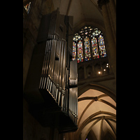 Regensburg, Dom St. Peter, Orgel und Buntglasfenster im nordstlichen Querhaus mit Darstellung der Kreuzigung Jesu umgeben von 5 Heiligen (1365-70)
