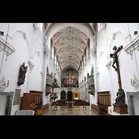 Regensburg, Niedermnster, Blick vom Hochaltar durch die gesamte Kirche zur Orgel