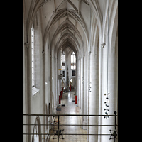 Ingolstadt, Liebfrauenmnster, Blick von der Hauptorgelempore ins nrdliche Seitenschiff mit Chororgel