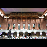 Stockholm, Stadshus (City Hall), Saal mit Orgel (hinter dem Grill unter der Decke)