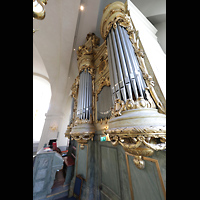 Stockholm, Maria Magdalena kyrka, Seitlicher Blick auf die Hauptorgel mit Spieltisch