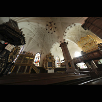 Stockholm, Deutsche St. Gertruds-Kirche, Kabzel (links), Knigliche Empore, Altar und Dben-Orgel (rechts)