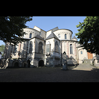 Kln (Cologne), Basilika St. Maria im Kapitol, Ansicht von Nordosten mit Skulptur 'Die Trauernde'