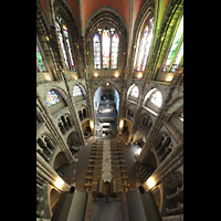 Kln (Cologne), Basilika St. Gereon, Blick vom oberen seitlichen Umgang des Dekagons aufs Dach der Orgel und in die Basilika