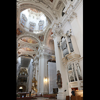 Passau, Dom St. Stephan, Blick vom Chorraum ins Langhaus, zur Hauptorgel, Chororgel und zum Nordbalkon