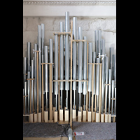 Passau, Dom St. Stephan, Pfeifen der Tuba episcopalis und Pontifical Trumpet in der Balkonorgel Sd im Aufbau