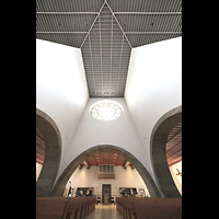 Regensburg, St. Wolfgang, Blick vom Altar zur Decke und in die Vorhalle mit Portalorgel