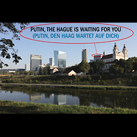 Vilnius, v. arkangelo Rapolo banycia (Erzengel Raphael), Blick von der Grnen Brcke - auf einem der Hochhuser prangt eine Botschaft an Putin