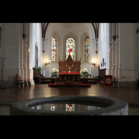 Riga, Mariendom, Blick ber den Taufstein aus dem 12. Jh. in den Chorraum mit Hauptaltar