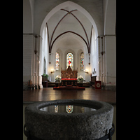 Riga, Mariendom, Blick ber den Taufstein aus dem 12. Jh. in den Chorraum mit Hauptaltar